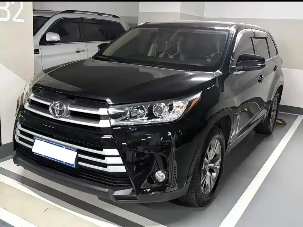 Toyota Highlander — фото 1