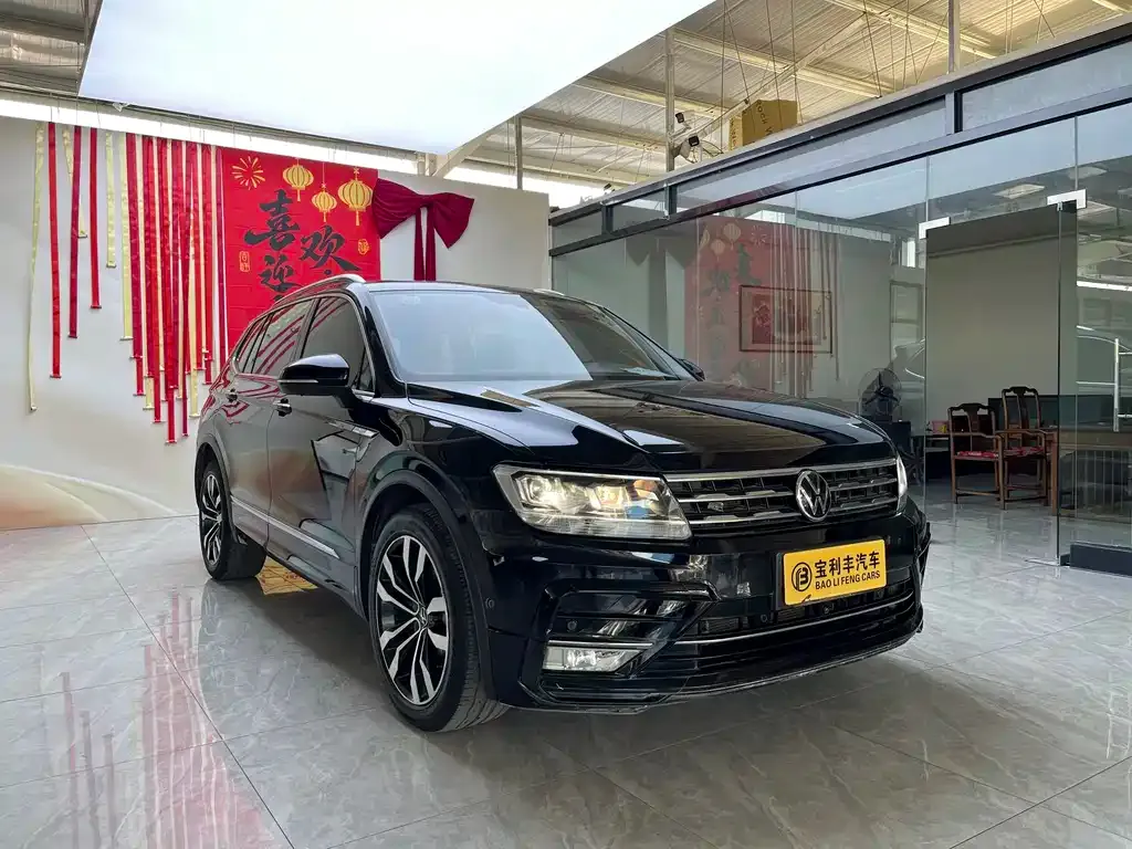 Volkswagen Tiguan L — фото 1