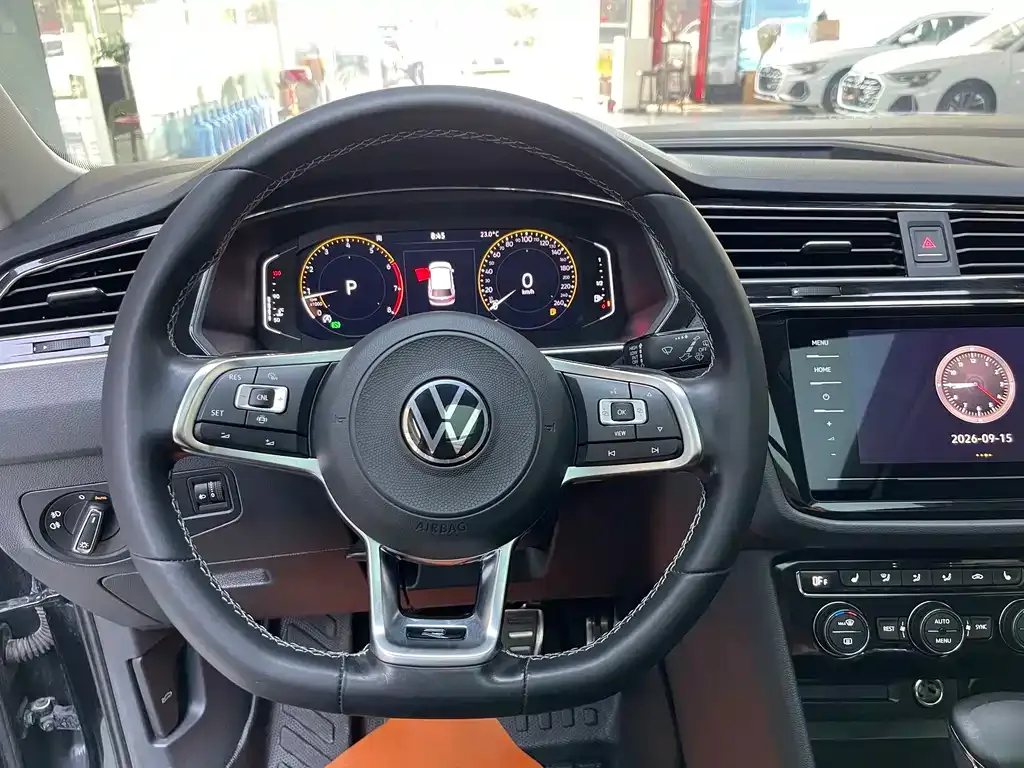 Volkswagen Tiguan L — фото 2