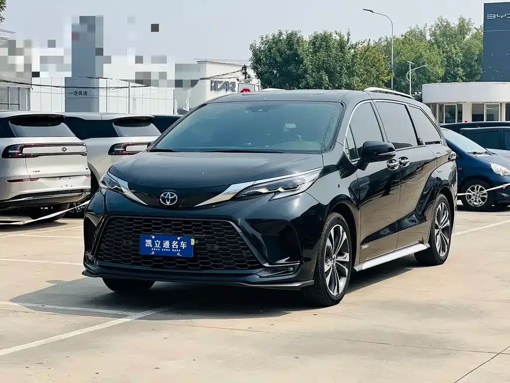 Toyota Granvia — фото 1