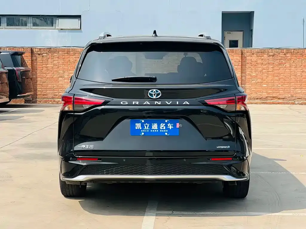Toyota Granvia — фото 4
