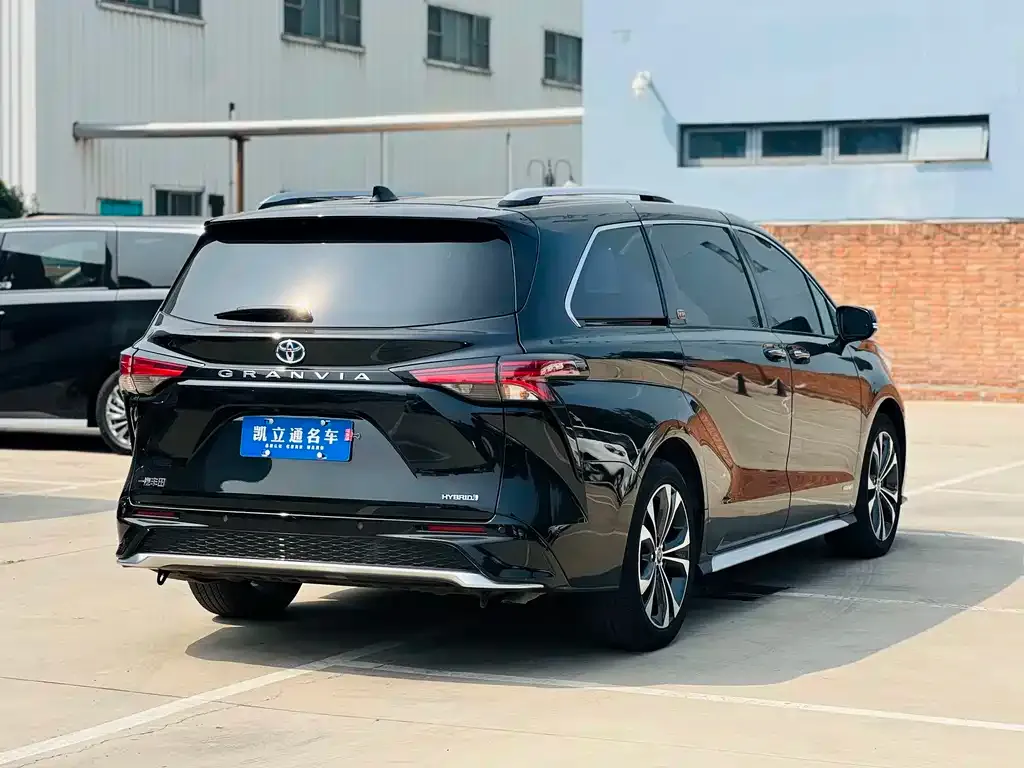 Toyota Granvia — фото 10