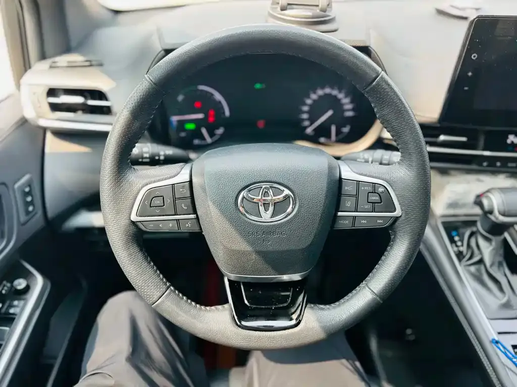 Toyota Granvia — фото 8