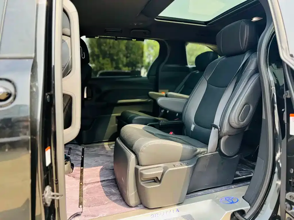 Toyota Granvia — фото 2