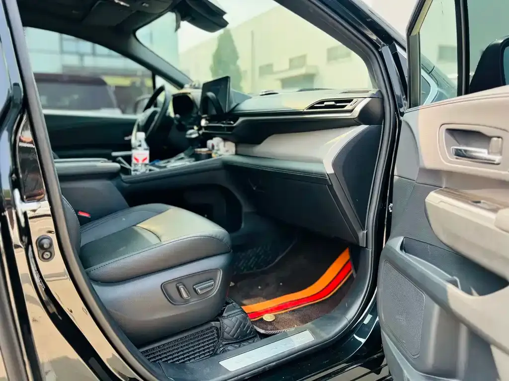 Toyota Granvia — фото 6
