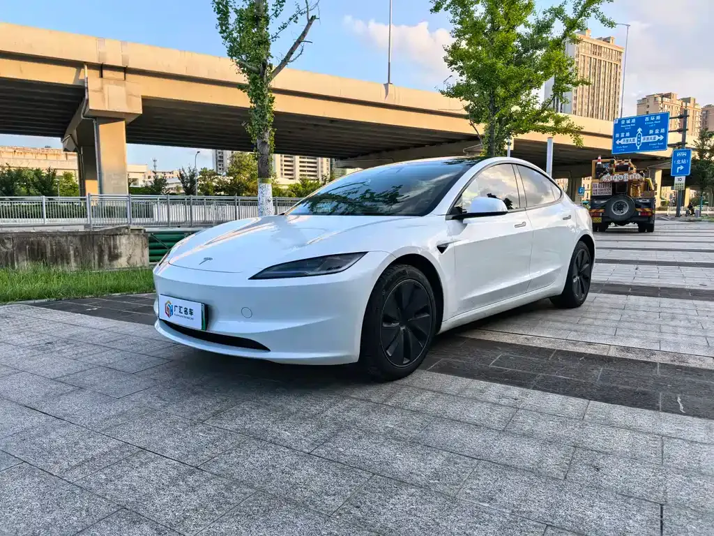 Tesla Model 3 — фото 1