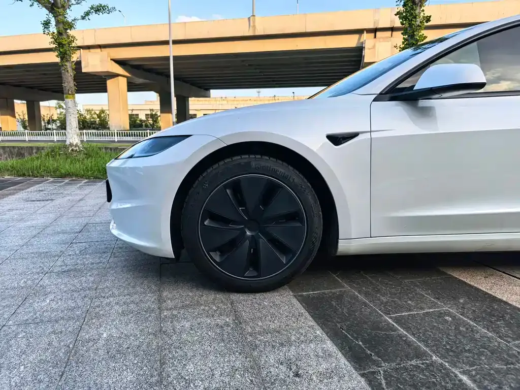 Tesla Model 3 — фото 4