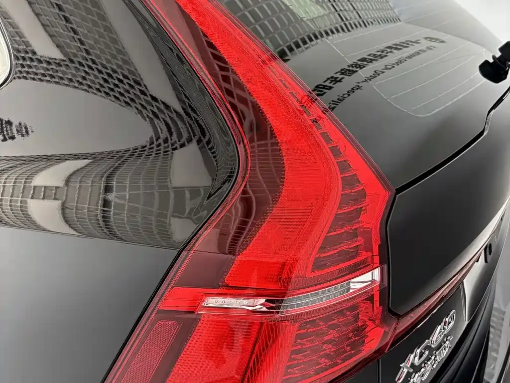 Volvo XC60 — фото 8