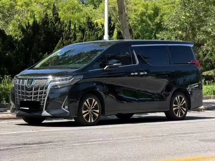 Toyota Alphard — фото 1