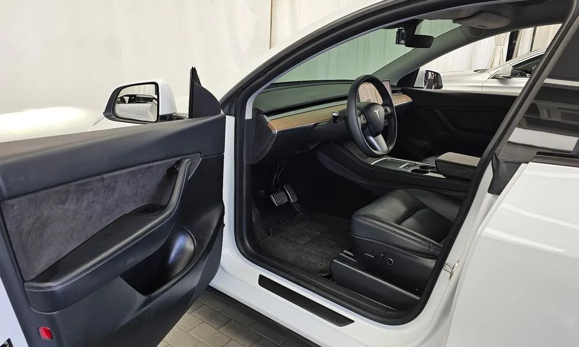 Tesla Model Y — фото 8