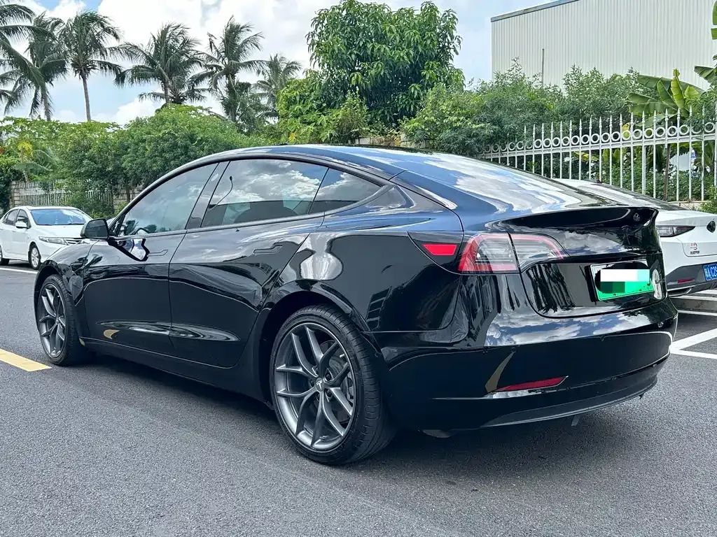 Tesla Model 3 — фото 9