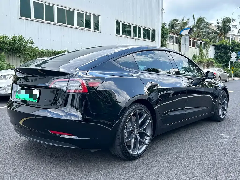 Tesla Model 3 — фото 5