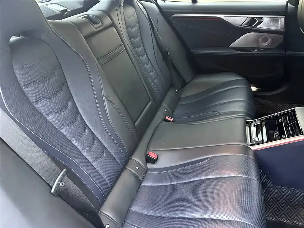 BMW 8 Series — фото 10