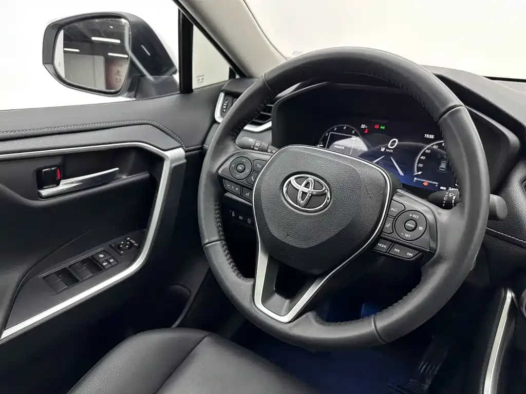 Toyota RAV4 — фото 7