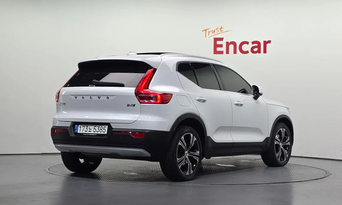 Volvo XC40 — фото 9