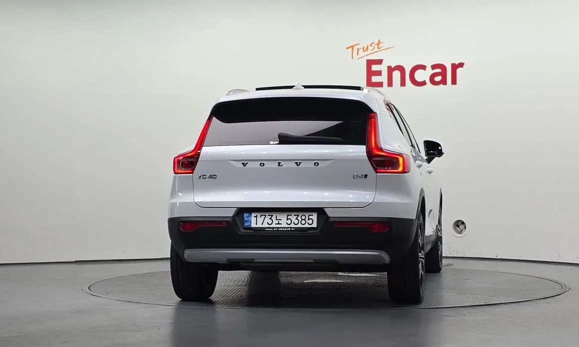 Volvo XC40 — фото 7