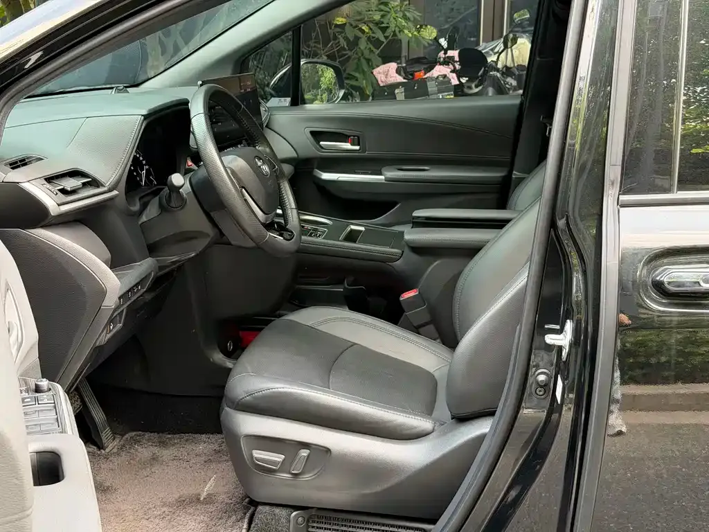 Toyota Sienna — фото 2