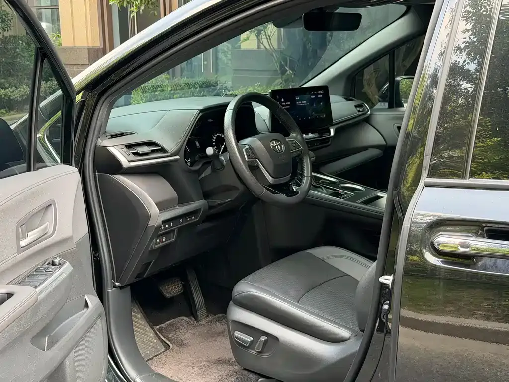 Toyota Sienna — фото 9