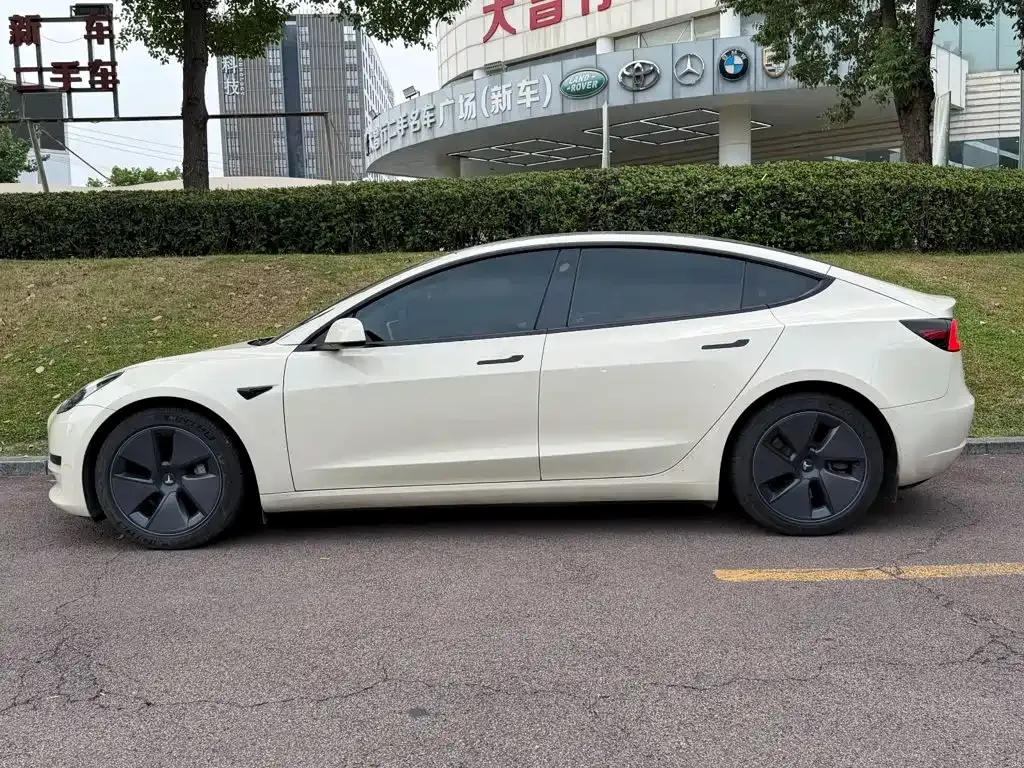 Tesla Model 3 — фото 9