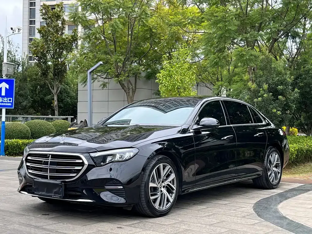 Mercedes-Benz E-Class — фото 1