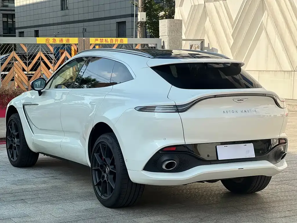 Aston Martin DBX — фото 7