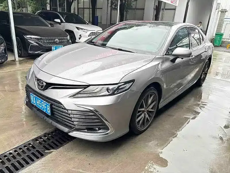 Toyota Camry — фото 1