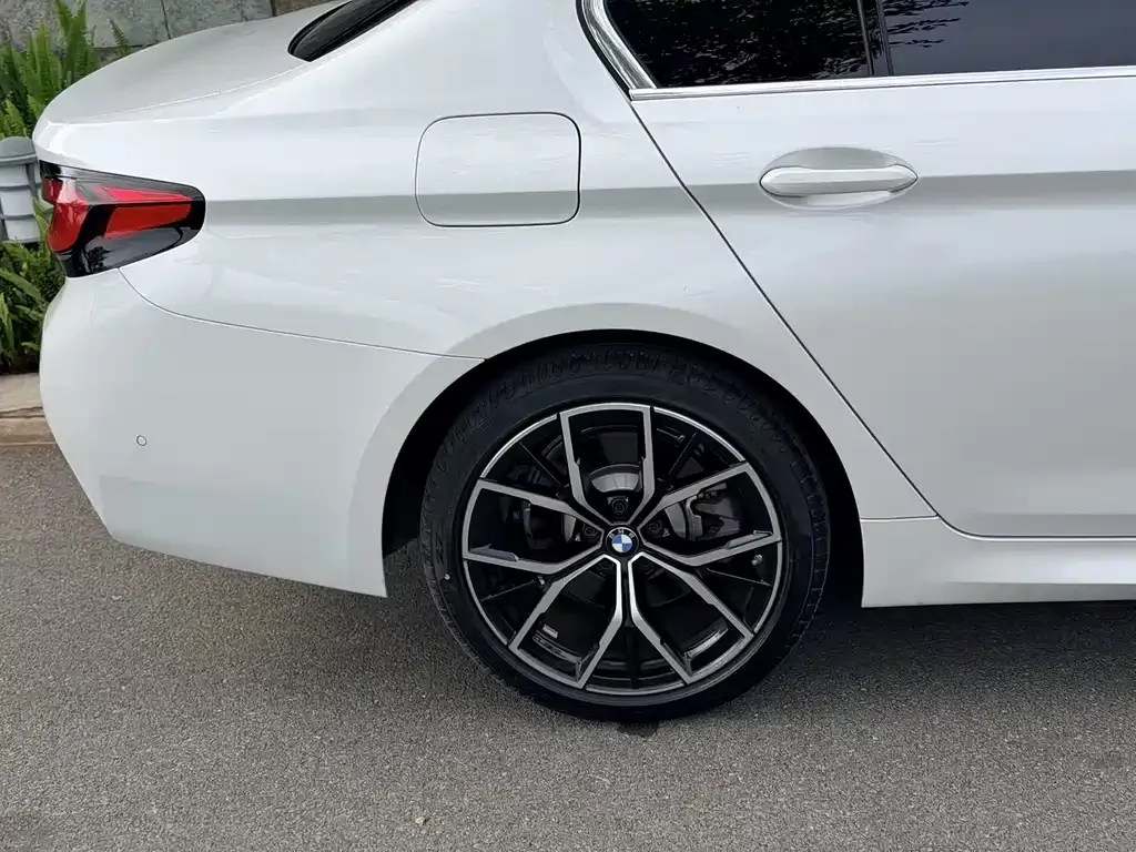 BMW 5 Series — фото 10