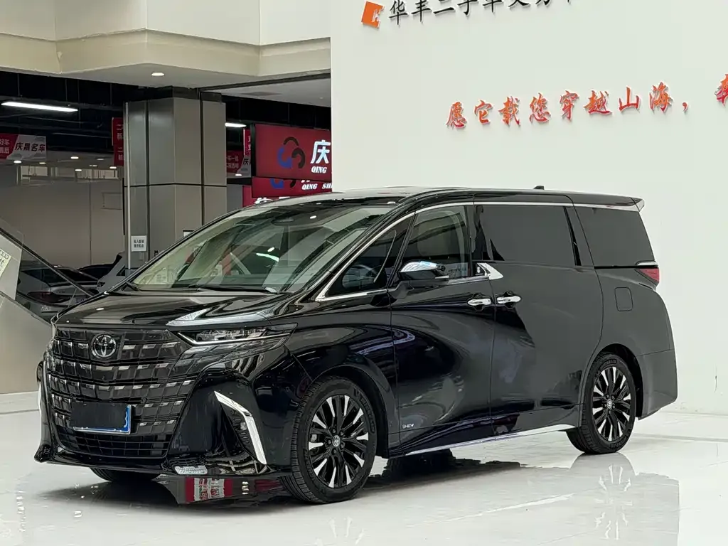 Toyota Alphard — фото 1