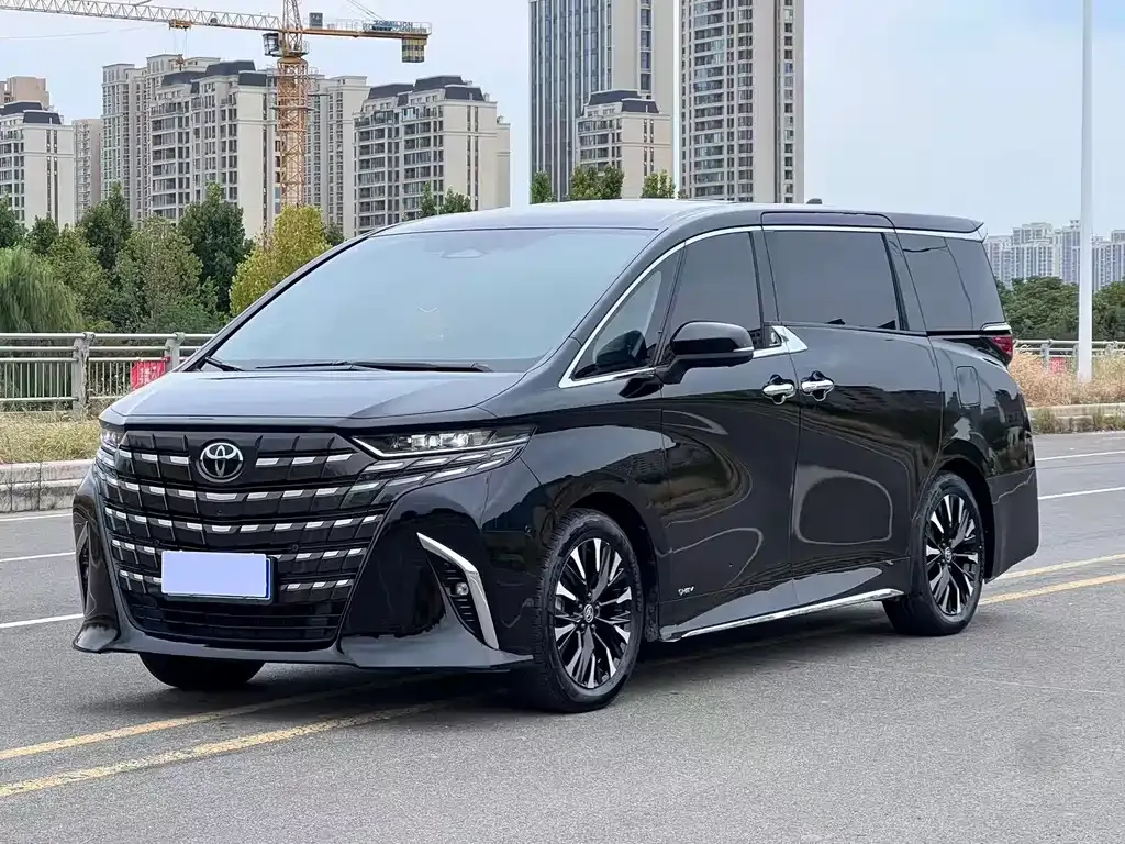 Toyota Alphard — фото 1