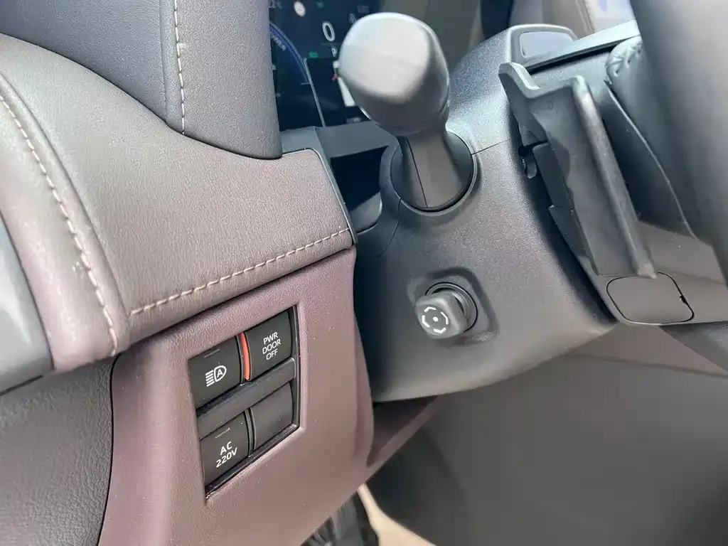 Toyota Alphard — фото 2