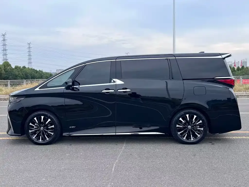 Toyota Alphard — фото 4