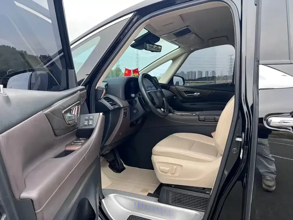 Toyota Alphard — фото 6