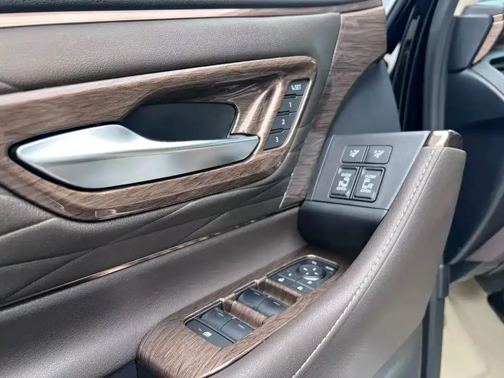 Toyota Alphard — фото 7