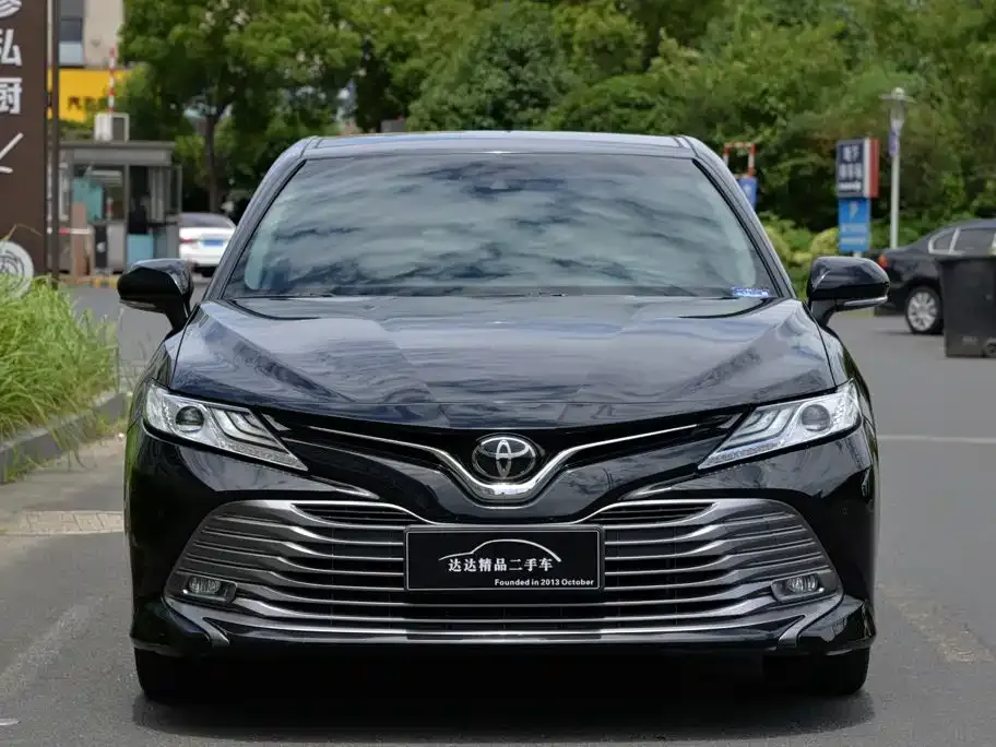 Toyota Camry — фото 1