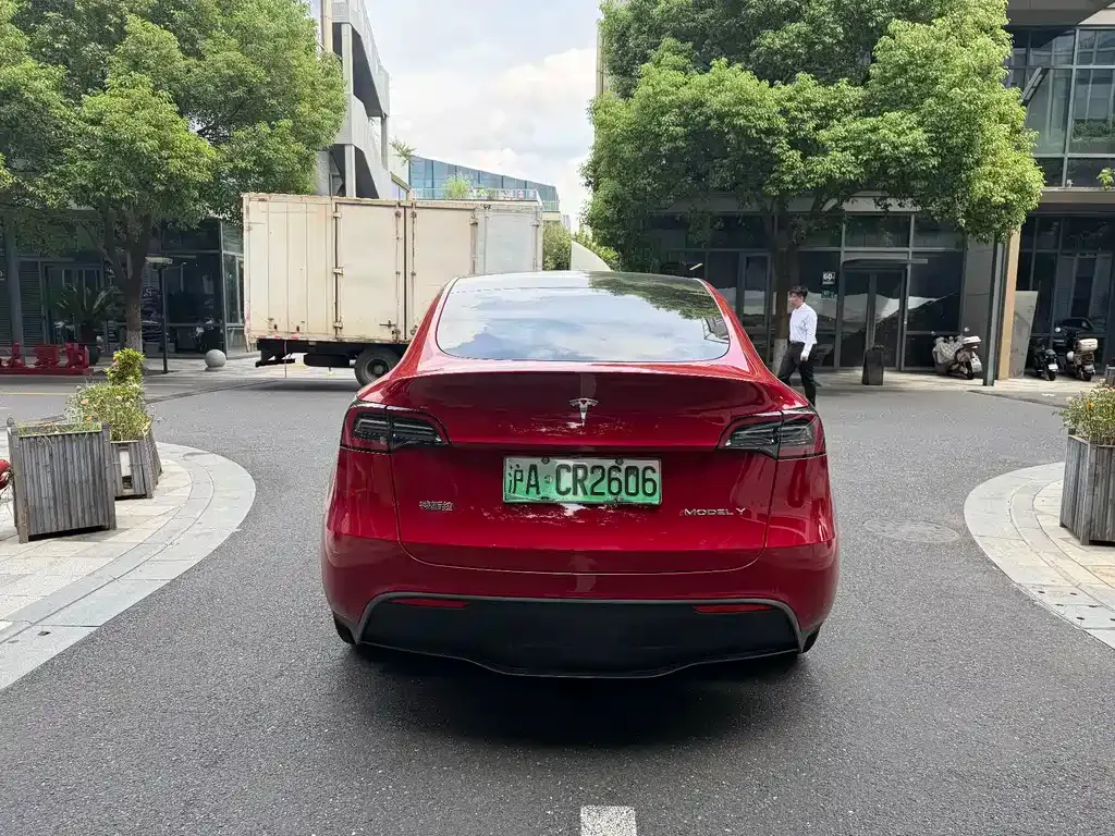Tesla Model Y — фото 7