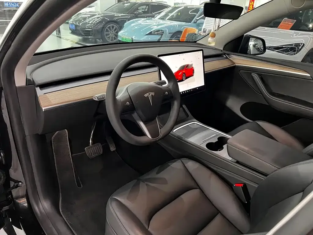Tesla Model Y — фото 4