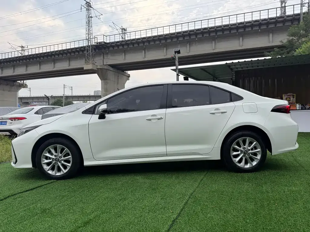 Toyota Corolla — фото 7