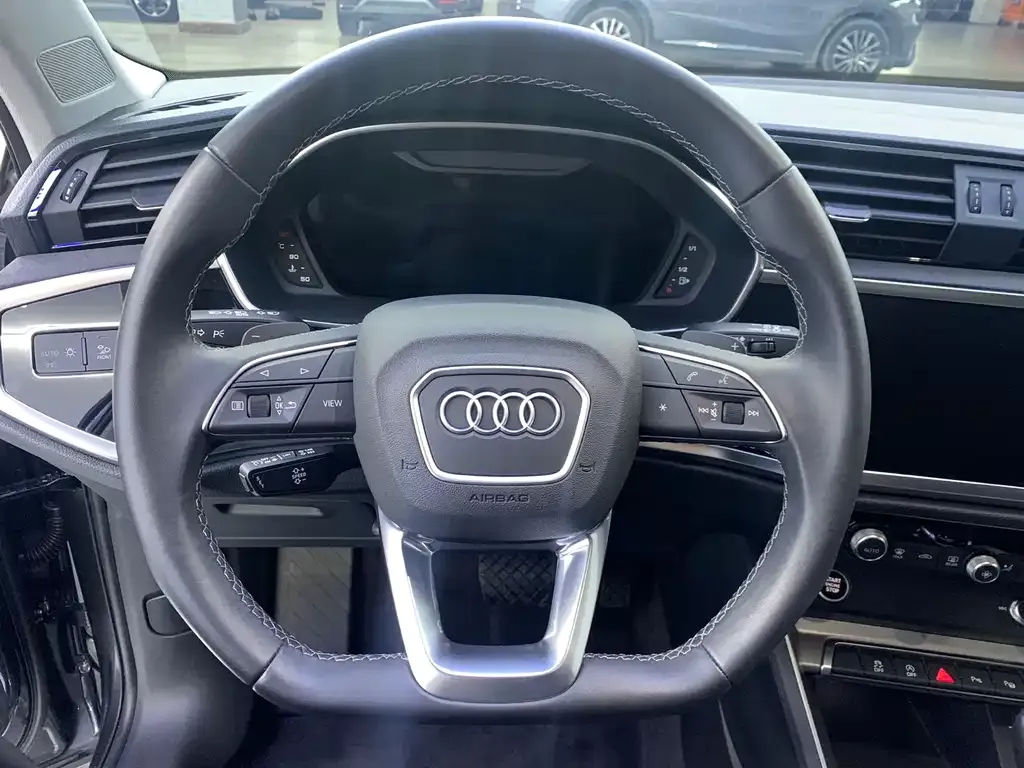 Audi Q3 — фото 10