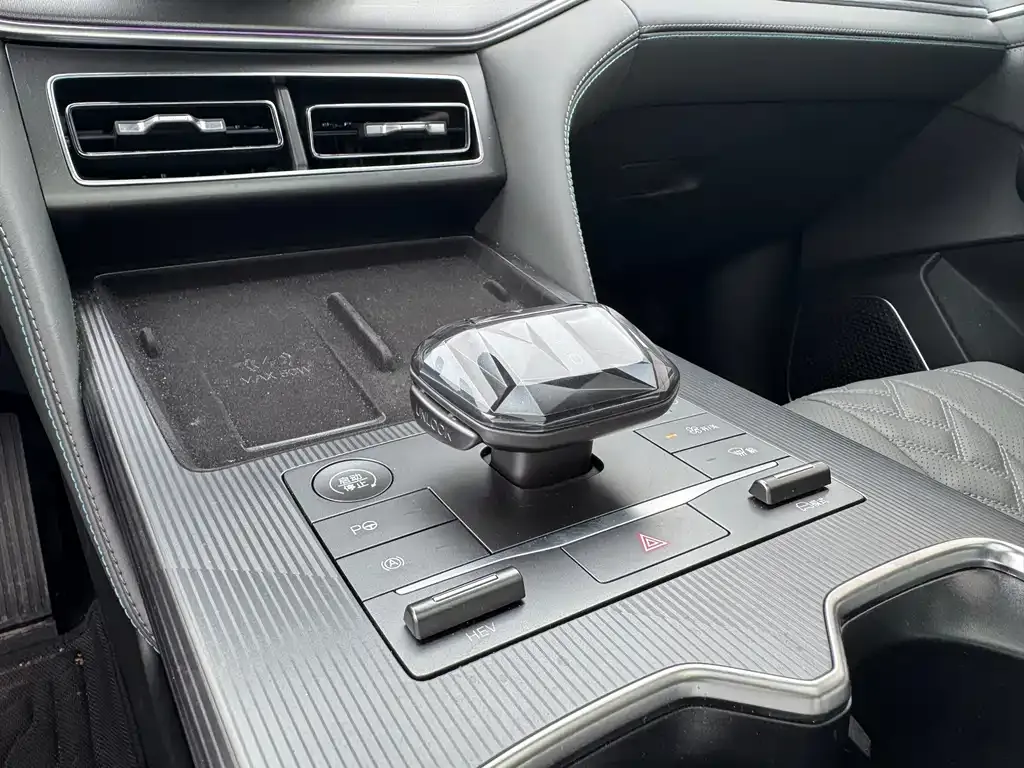 BYD L DM-i — фото 10
