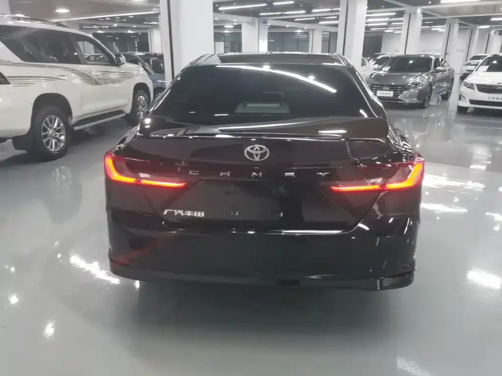 Toyota Camry — фото 2