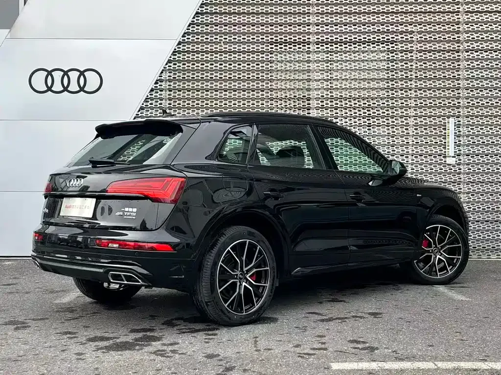Audi Q5L — фото 9