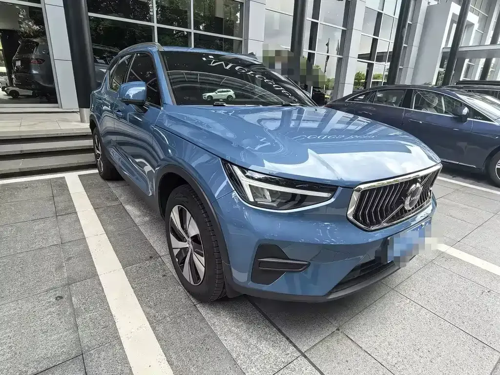 Volvo XC40 — фото 8