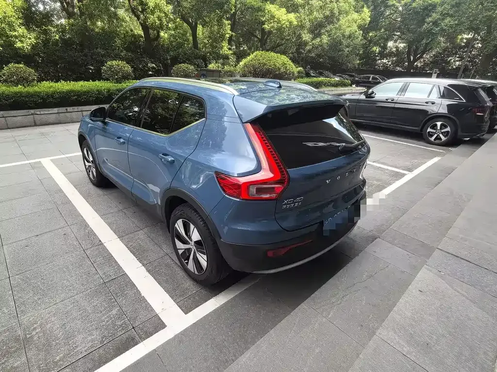 Volvo XC40 — фото 10