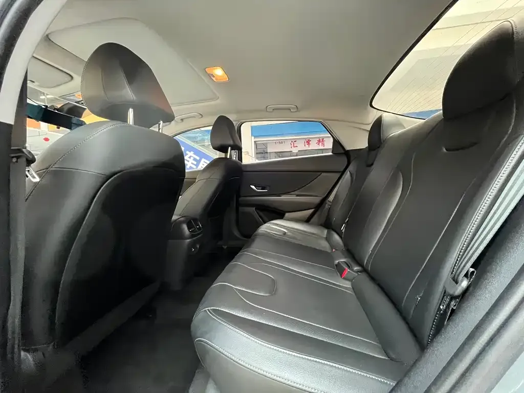 Hyundai Elantra — фото 10