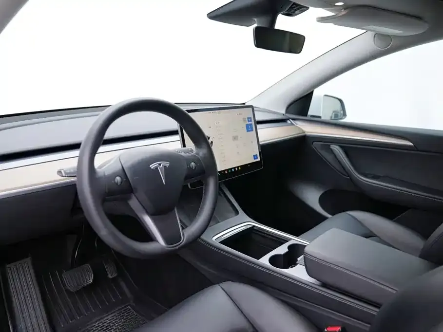 Tesla Model Y — фото 5