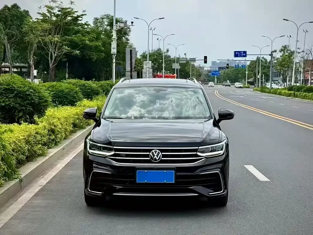 Volkswagen Tiguan L — фото 1