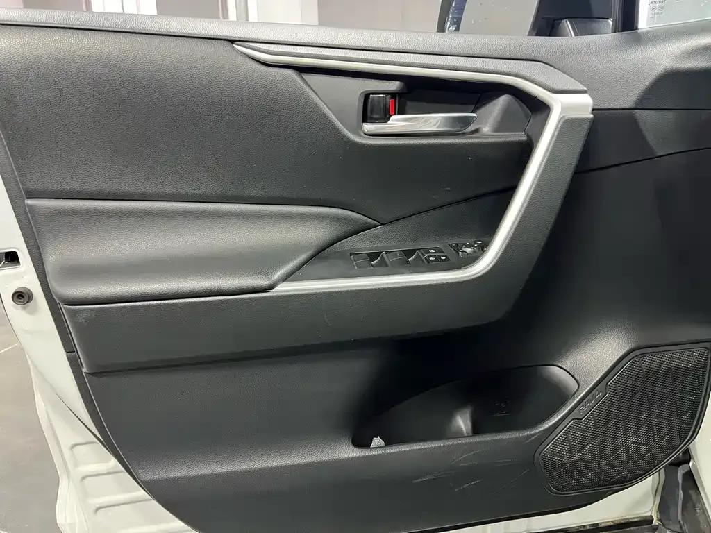 Toyota RAV4 — фото 9