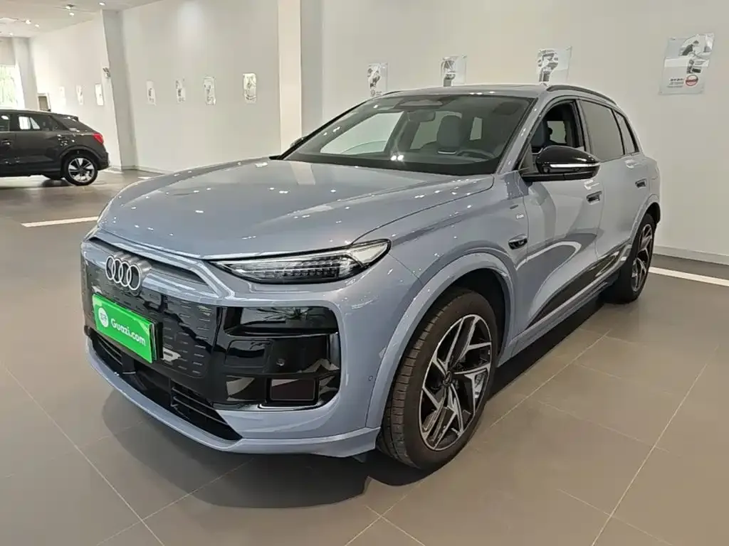 Audi Q6L e-tron — фото 1