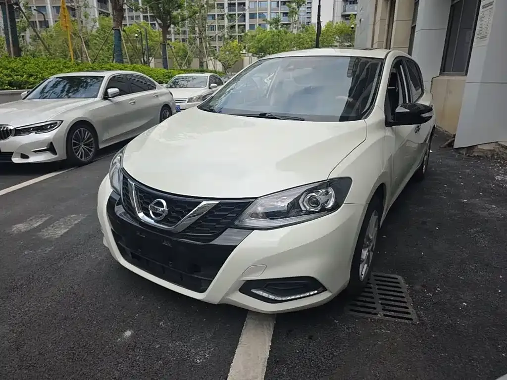 Nissan Tiida — фото 1