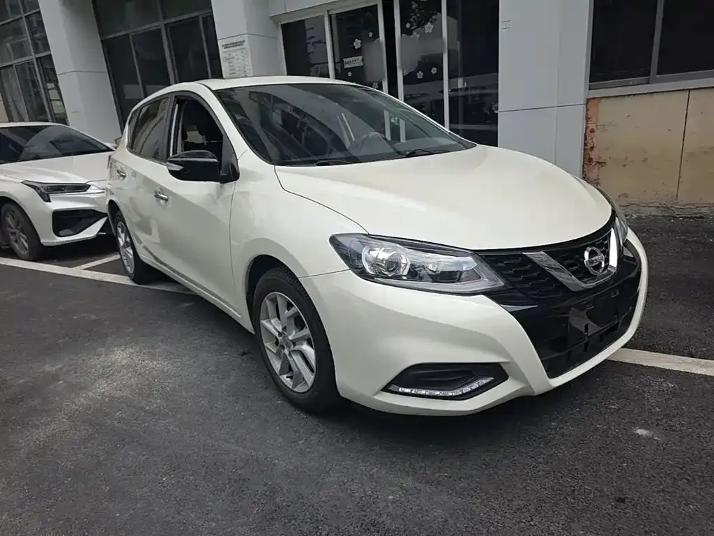 Nissan Tiida — фото 4